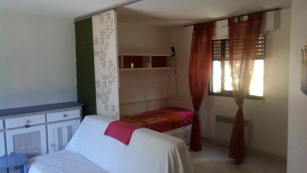 Studio de 27 m² + 70 m² de jardin à 100 m des plages Cavalaire-sur-Mer Esterno foto