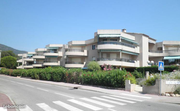 Studio de 27 m² + 70 m² de jardin à 100 m des plages Cavalaire-sur-Mer Esterno foto